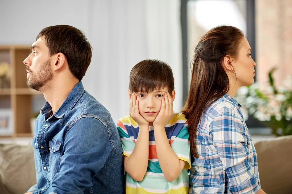 Menino triste entre pais separados: alienação parental, o que fazer?