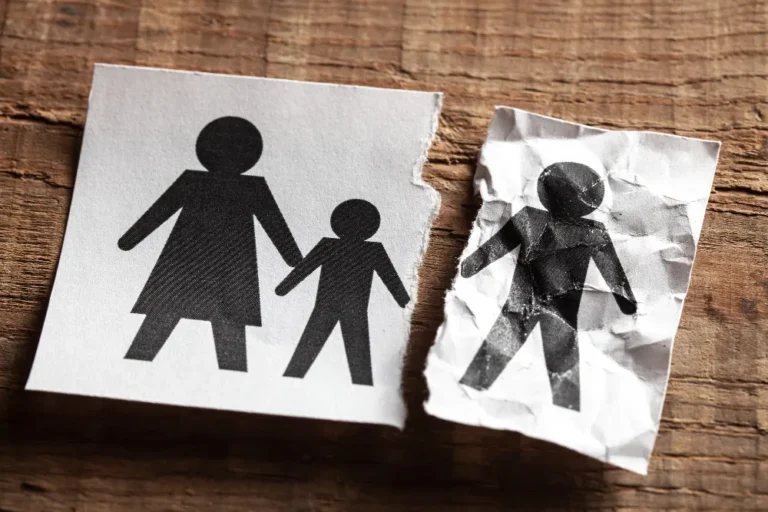 Silhuetas de família separadas em papel, representando como tirar a guarda do pai.