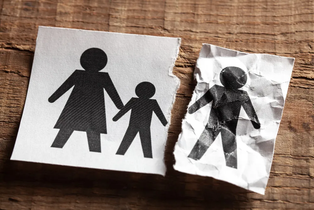 Silhuetas de família separadas em papel, representando como tirar a guarda do pai.