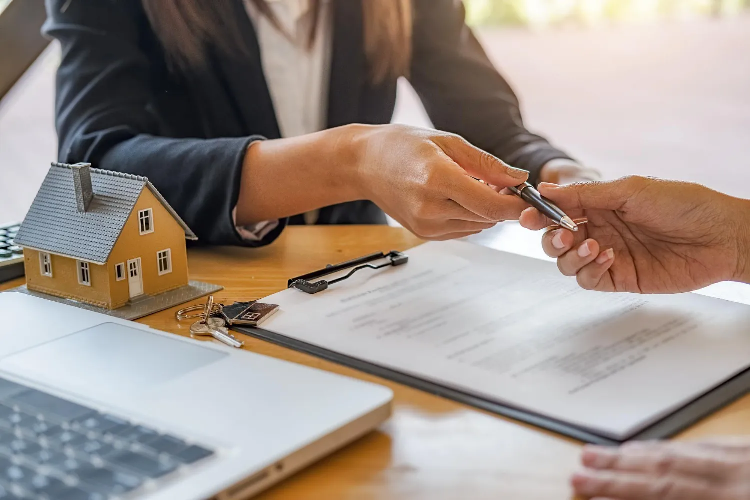 Assinatura de contrato para doação em vida antes do inventário com casa e chaves.