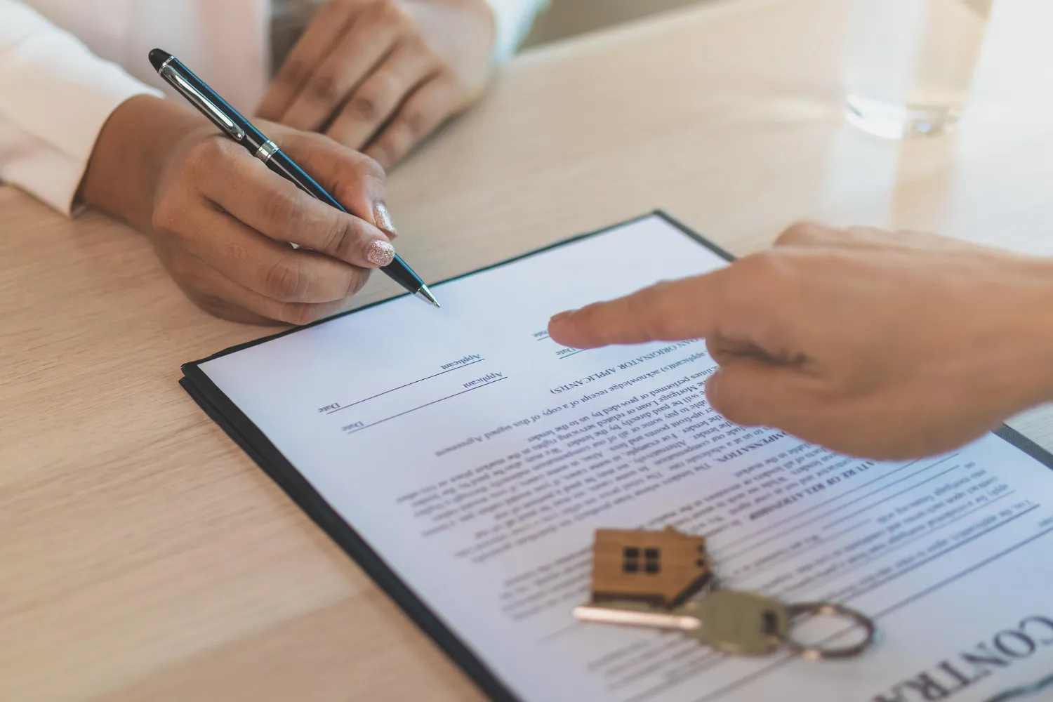 Assinatura de documento com chave de casa, indicando doação em vida antes do inventário.