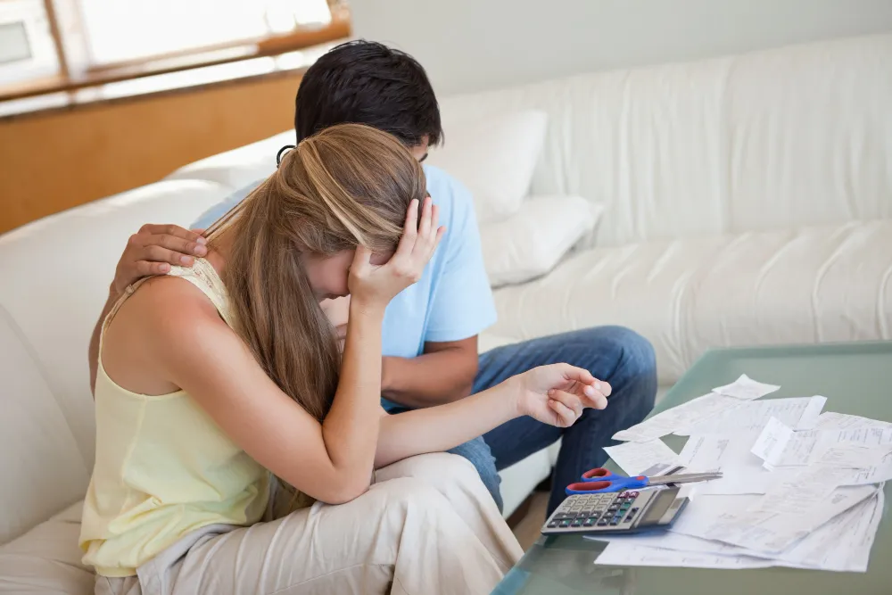 Casal preocupado com contas, buscando como pagar inventário sem dinheiro.