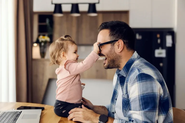 Pai sorrindo com filha brincando, tema quando o pai pode pedir a guarda do filho.